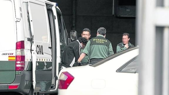 RoldánArmando Oyuela Licona es traladado por agentes de la GuardiaCivil tras su detención en una carretera de Terradillos. 
