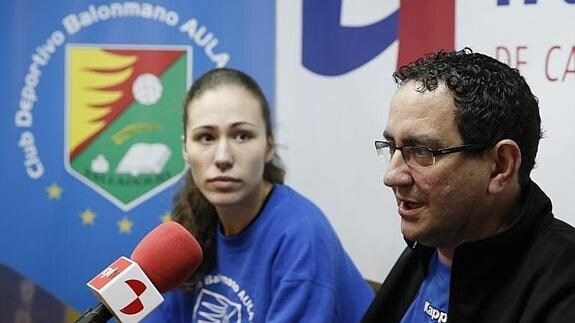 Miguel A. Peñas, en rueda de prensa, bajo la atenta mirada de María Prieto O'Mullony. 