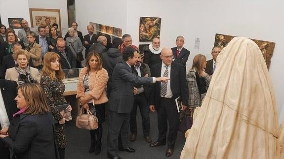 Sánchez del Barrio explica la exposición a Teresa López, Mar Sancho, Daniel Miguel y Jesús Julio Carnero..