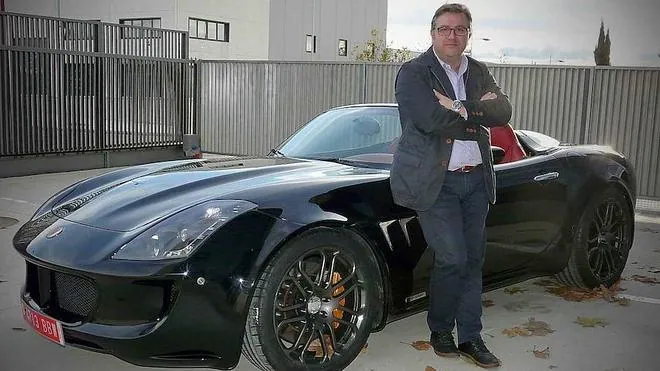 El empresario Pedro Julián Santos Perandones, alma mater de Tauro Sport Auto, posa junto a un V8 Spider, en el exterior de la fábrica vallisoletana