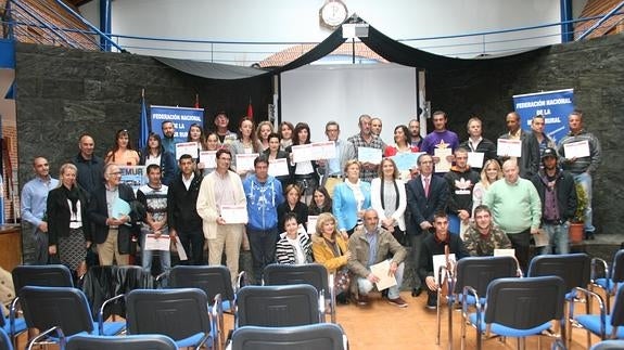 Participantes en el curso desarrollado en los últimos meses posan con Rocío Lucas (en el centro, con chaqueta blanca) y Juana Borrego. 