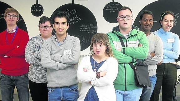 Gonzalo, Carla, Victor, Isabel, Javier, Francisco y Lucía, en la sede del Efides.