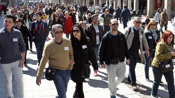 Turistas caminan por la Avenida del Acueducto. Antonio de Torre