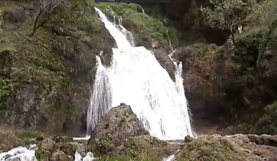 Espectacular 'reventón de los chorros' en el río Mundo