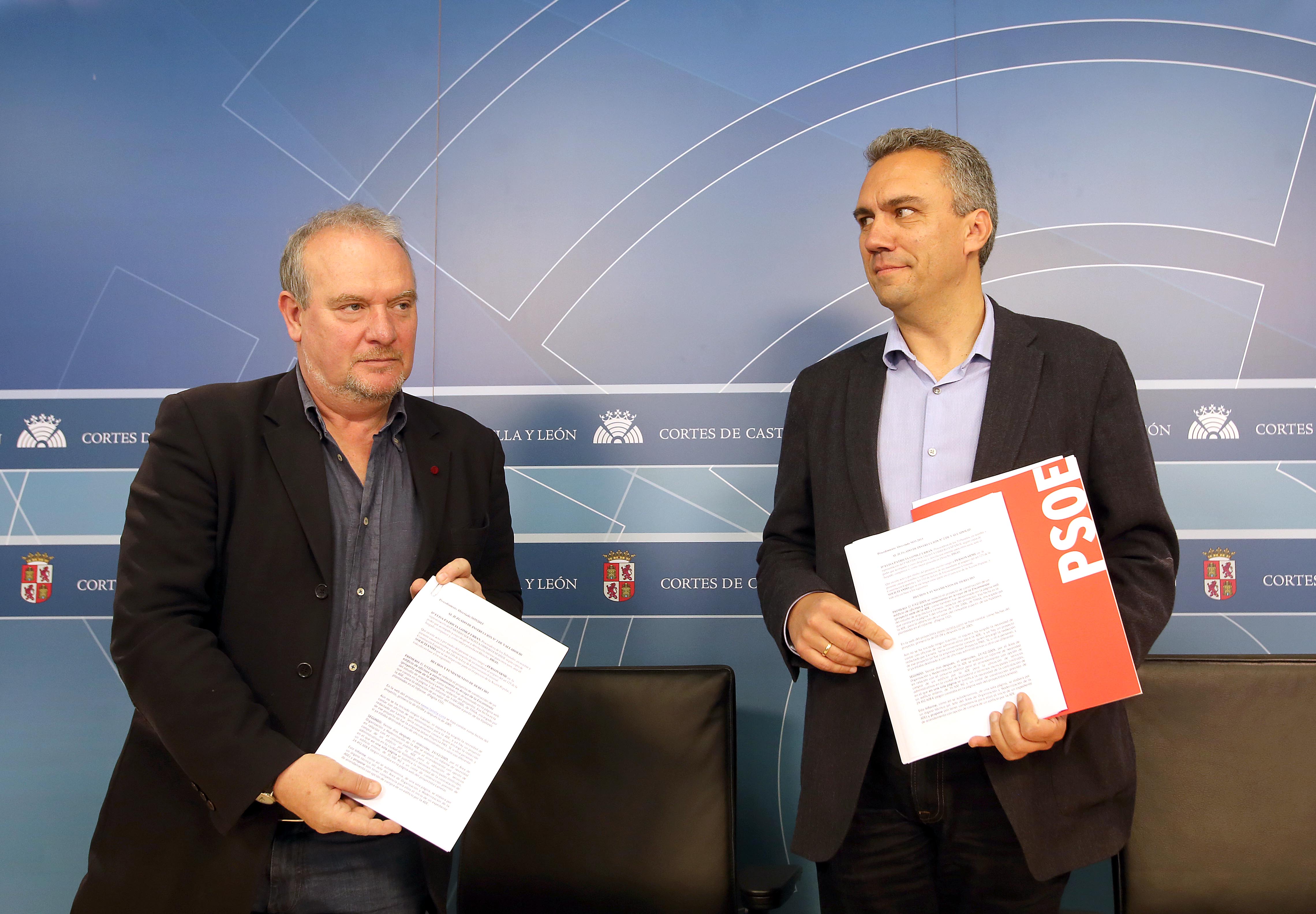 JF Martín y Javier Izquierdo, muestran el escrito de personación. 