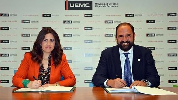 La rectora de la UEMC, Imelda Rodríguez Escanciano, y el presidente del VCE, José Miguel Ortega del Río, firman el acuerdo.