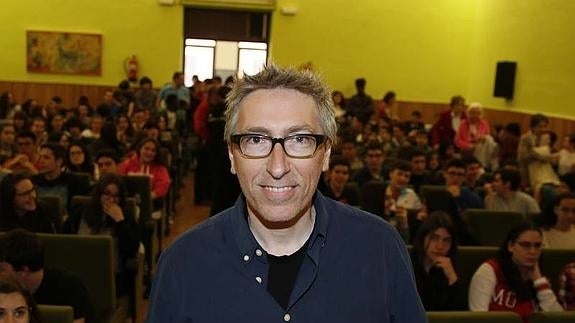 David Trueba, en su encuentro con alumnos del instituto Zorrilla.