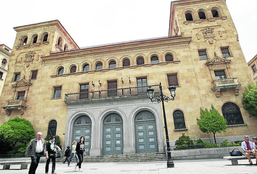 Fachada del antiguo inmueble del Banco de España en la céntrica plaza de Los Bandos. 