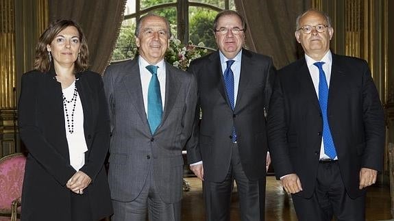 El presidente de la Junta de Castilla y León, Juan Vicente Herrera (2d) y la consejera de Agricultura, Milagros Marcos, durante la reunión con el responsable del Grupo Lactalis, Michel Nalet (d), y con el embajador de España en Francia, Ramón de Miguel y Egea (2i). 