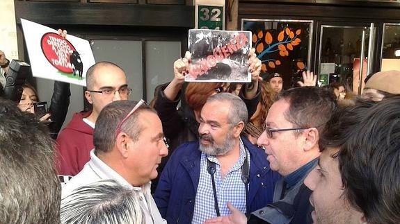 Gerardo Abril, presidente del Patronato del Toro de la Vega, increpado durante una manfiestación contra el Torneo
