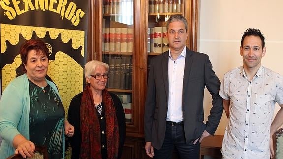 La alcaldesa, la historiadora Teresa Fernández, el alcalde de Bernardos y Javier García, de la Ruta de los Sexmos. De Torre