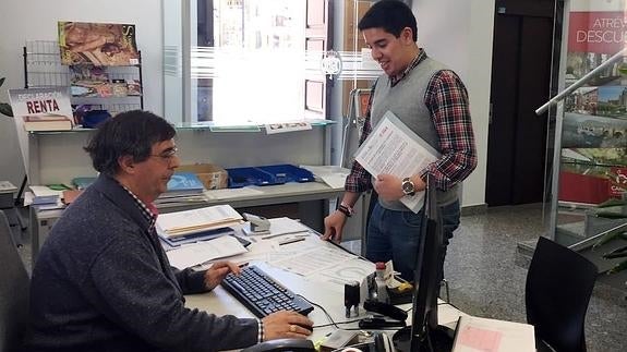 Un pescador solicitando la renovación del permiso de licencia. 