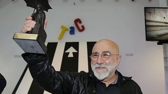 Manuel Sierra, con su premio. 