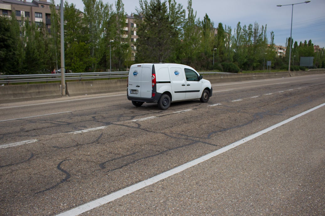 El mal estado de la VA-20 provoca crispación a decenas de conductores