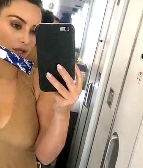 Kim Kardashian retransmite un test de embarazo a través de Snapchat