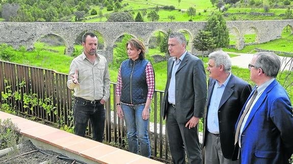 La consejera. durante su visita a Pedraza, ayer, acompañada por las autoridades locales. 