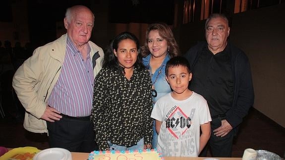 Algunos de los cantantes, junto a las promotoras, Monse Lucas y Wendy Ramírez. F. de la Calle