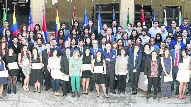 Fotografía de familia de los estudiantes homenajeados con el consejero de Educación, miembros del equipo rectoral de la Usal y responsables del Banco Santander. 