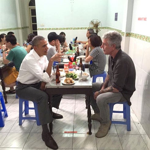 Obama cenando con el chef Anthony Bourdain en Vietnam.