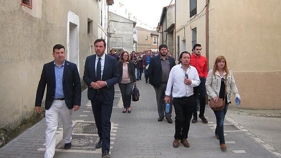 El alcalde de Villalba acompaña al pregonero en el recorrido por las cales del muncipio. 