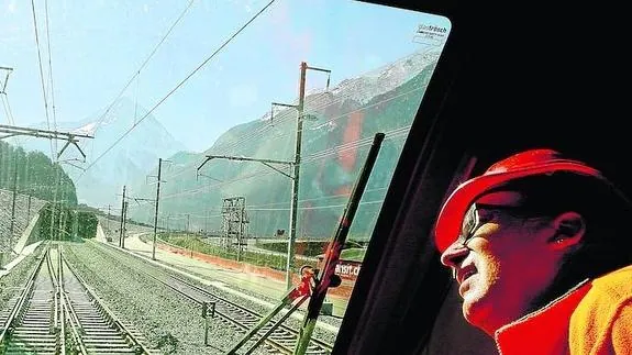 Las bocas del lado suizo del túnel ferroviario de San Gotardo, en un viaje de prueba, el pasado mes de marzo