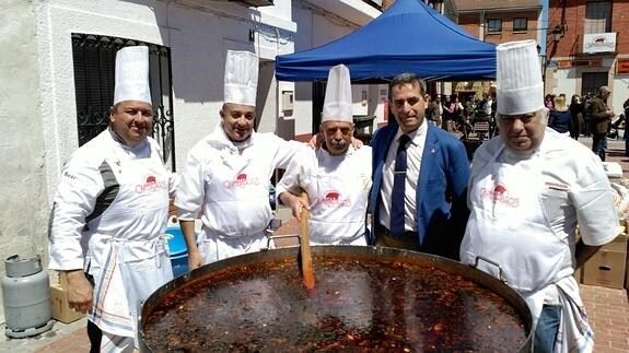 El diputado Jaime Pérez, con cocineros segovianos en la Feria del Chorizo de Cantimpalos. 