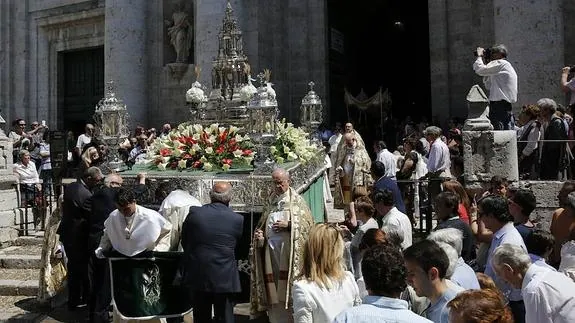 La Custodia de Arfe sale de la Catedral en la procesión del Corpus Christi en Valladolid.