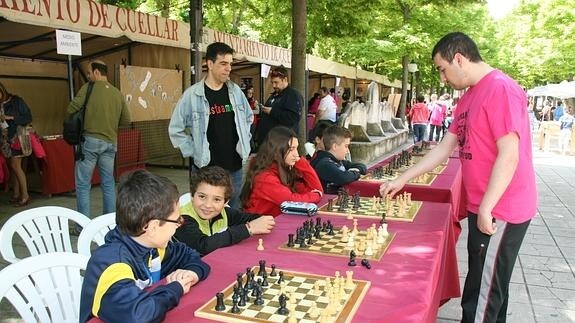 Participantes en una partida simultánea de ajedrez. Mónica Rico