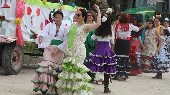 Mujeres vestidas con el traje flamenco en el recinto de la feria. Fernando de la Calle