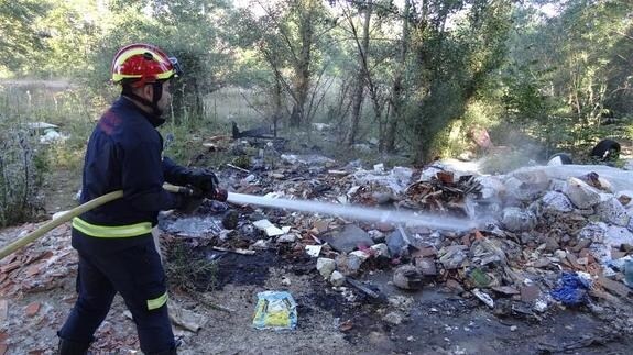 Sofocan un incendio intencionado en el vertedero ilegal de Juana Jugan