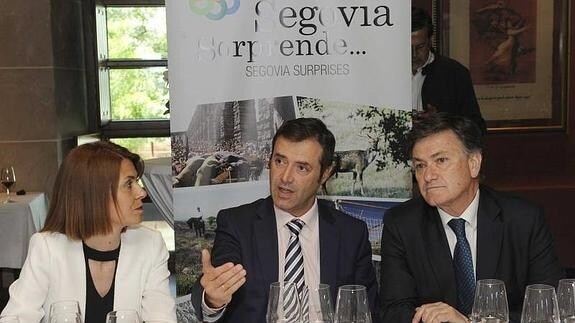 Magdalena Rodríguez, diputada de Turismo de Segovia; Javier Ramírez, director general de Turismo de la Junta, y Francisco Vázquez, presidente de la Diputación de Segovia, durante la presentación.