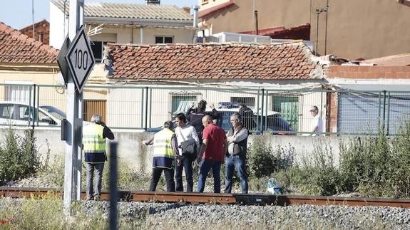 Policía y personal de seguridad de renfe, en la zona del suceso. 