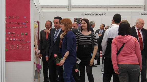 El alcalde se interesa en un stand de la Feria de Muestras de una edición anterior. F.G. MURIEL