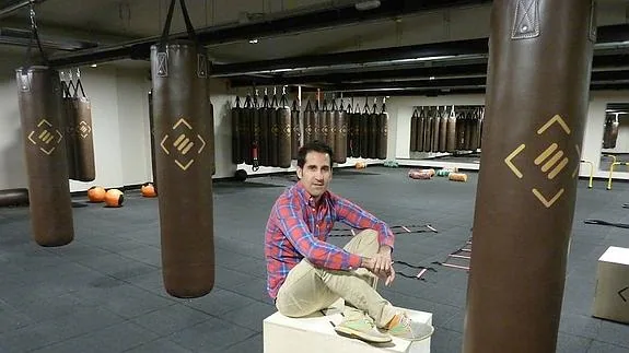 Alejandro Catalina posa en las instalaciones de su gimnasio