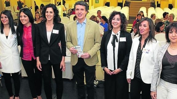 Miembros de ACIS, junto al concejal de Servicios Sociales, en la inauguración de las jornadas. 