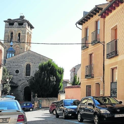 Al fondo, la iglesia de los Santos Justo y Pastor. 