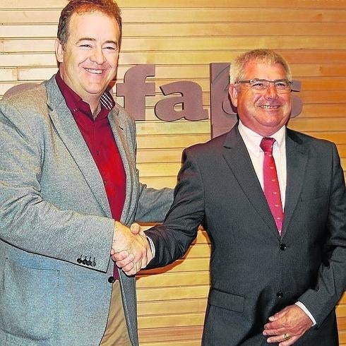 Juan Manuel Gómez felicita a Vicente González. 