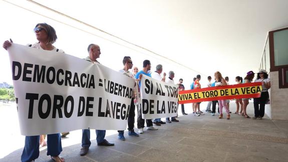Protesta frente a las Cortes.