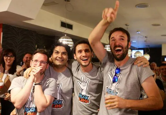 Los concursantes celebran su éxito con familiares y amigos viendo el programa en un bar de Valladolid.