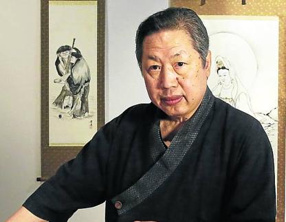 Takenaka, entre sus obras, ayer en el Museo Oriental. 