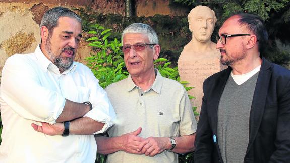 Desde la izquierda, Carlos Aganzo, Antonio M. Herrera y José Antonio Gómez Municio, ayer, delante del busto de Machado. 