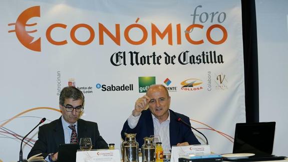 Miguel Sebastián, a la derecha, junto al subdirector de El Norte de Castilla, José Ignacio Foces, durante su intervención en el Foro Económico.  
