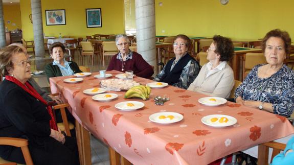Usuarios del centro de día, durante el taller en el que participaron ayer. M. R.