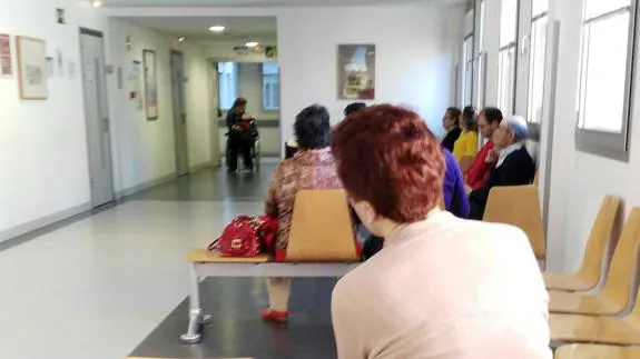 Pacientes en una sala de espera del Hospital General de Segovia. 