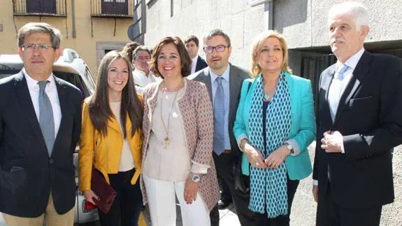 Los candidatos del Partido Popular posan tras la presentación de la lista ante la Junta Electoral de Segovia. De Torre