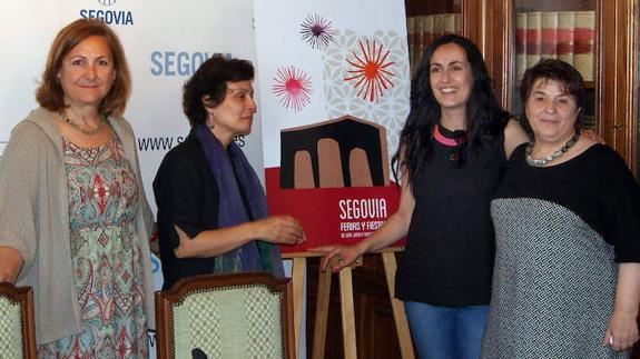 Marian Rueda, Marifé Santiago, Sara Martín y Clara Luquero, con el cartel de fiestas.