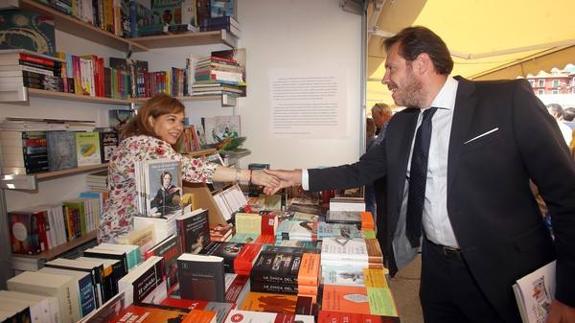Óscar Puente saluda a Soraya, de El árbol de las letras. 