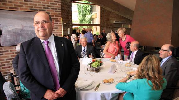 Fernando Gil Llorente, en primer término, durante la comida de homenaje. 