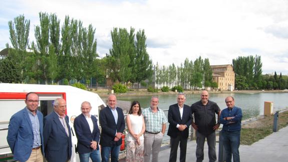 Víctor Alonso, Manuel Fuentes, Víctor Caramanzana, Jesús Julio Carnero, Virginia Asensio, Juan Ramón Lagunilla, Artemio Domínguez, Rafael Monje y Eduardo Margareto, junto a la dársena del Canal de Castilla antes de la presentación