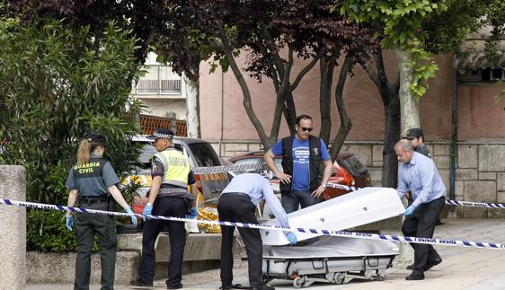 Momento del levantamiento del cadáver. 